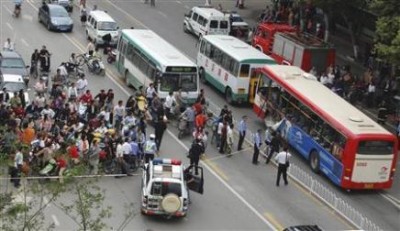 2941783613-police-inspect-scene-bus-explosion-kunming.jpg