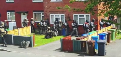 40B663CA00000578-4548232-This_is_the_moment_armed_police_raided_the_south_Manchester_red_-a-2_1495952237435.jpg