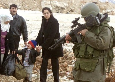 israeli_soldier_pointing_gun_straight_at_child_thumb.jpg